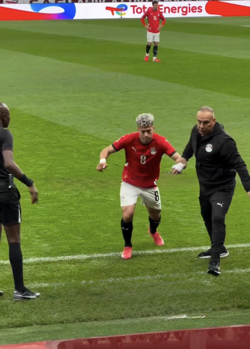 بالصور موقف غير متوقع لـ إمام عاشور بمباراة مصر والسنغال ولا واحد خد باله 4 إمام عاشور طلب تغيير شورته