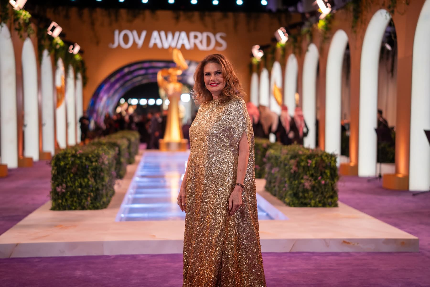 بالصور فستان الفنانة يسرا الذهبي في حفل Joy Award سعره يقترب من 805 آلاف جنيه 2 فستان الفنانة يسرا