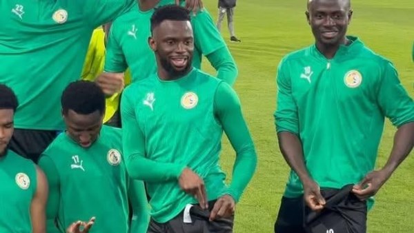 بالصورة لاعبى السنغال يستفزون منتخب مصر قبل موقعة نصف نهائي أمم أفريقيا 2 لاعبى السنغال يستفزون منتخب مصر