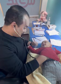 قصة الطبيب المصري وفيديو الرضيع تريند من عيادة أطفال ضحكات من القلب 3 697 309