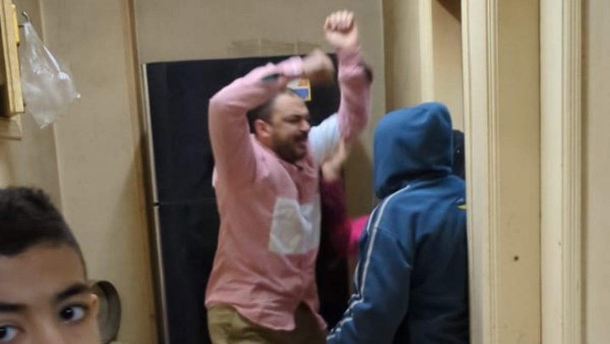 صراع على الميراث وضع أسرة على حافة الانهيار ابن يعتدي على والده داخل منزله حكاية فيديو هزت الرأي العام 3 ابن يعتدي على والده