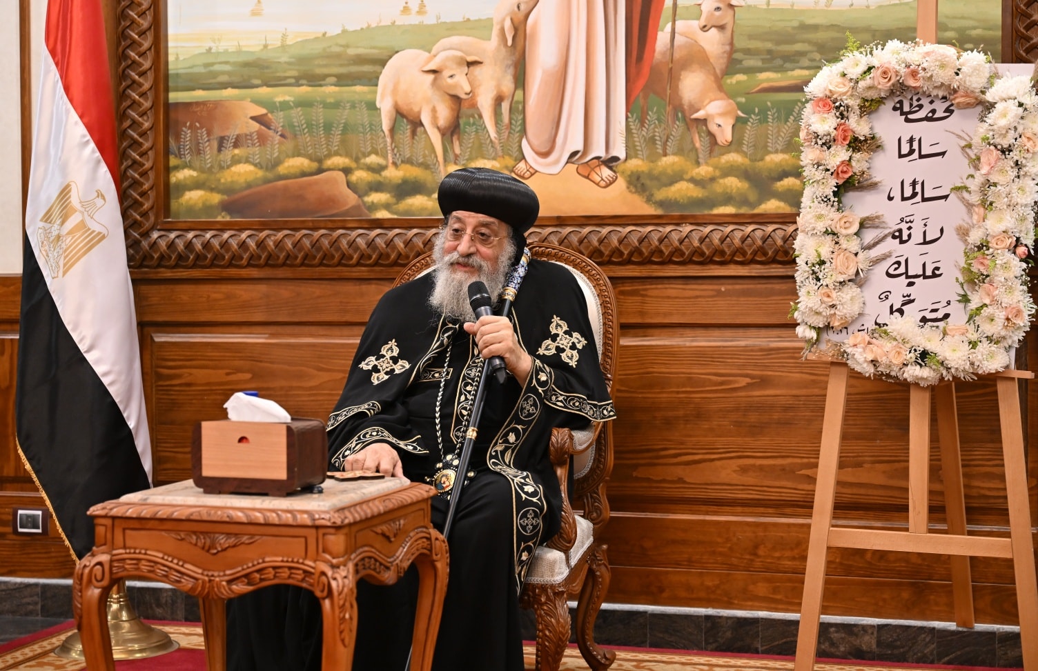 عفوية المحبة البابا تواضروس يروي كواليس إهداء صليبه للطفل بوليكاريوس 2 لقاء عفوي للبابا تواضروس