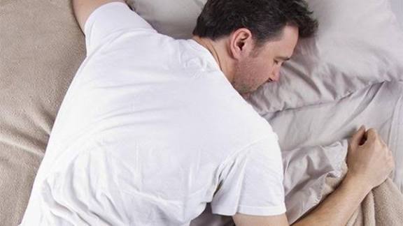 أضرار النوم على البطن وضعية شائعة تدمر صحتك دون أن تشعر 3 أضرار النوم على البطن
