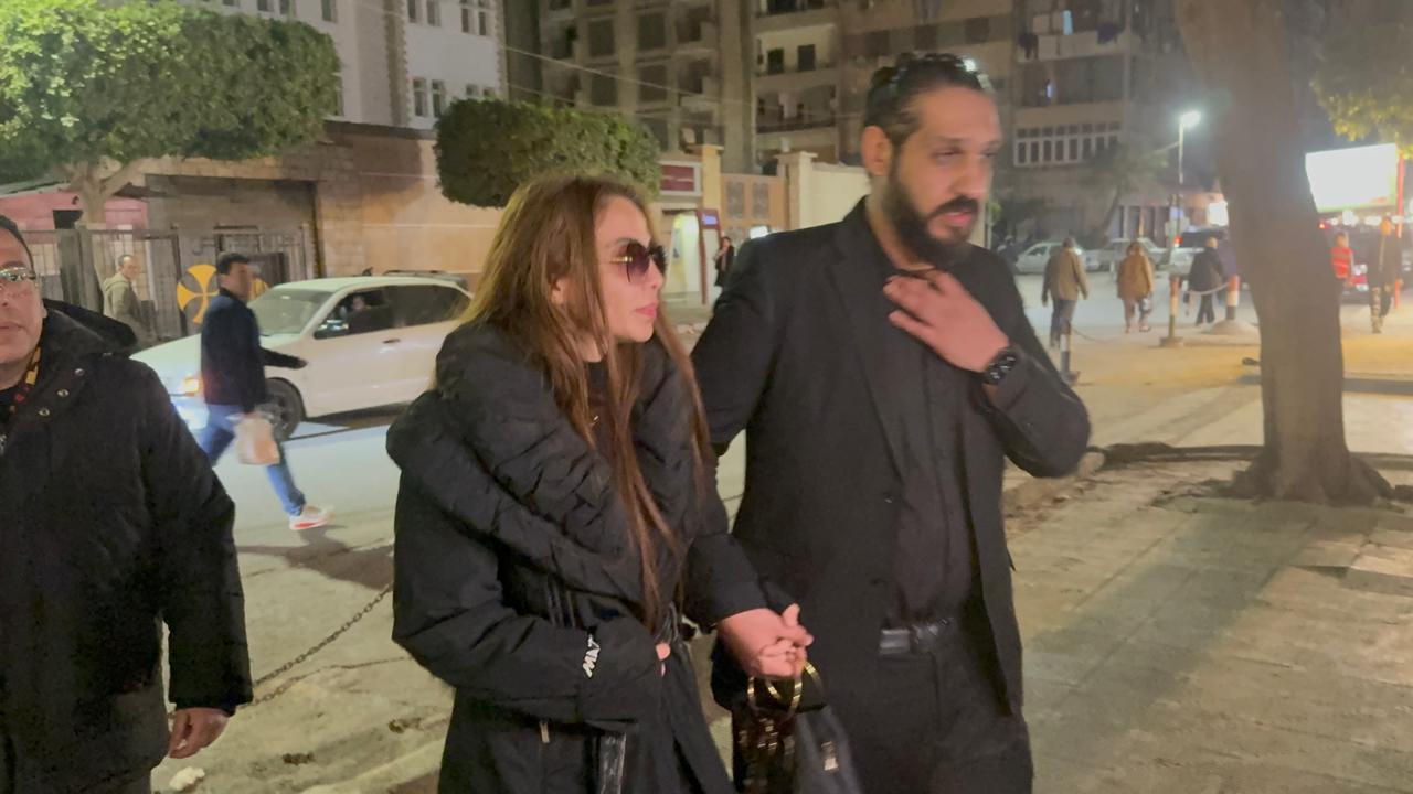 بكلمات مؤثرة دوللي شاهين تستقبل المعزيين في رحيل والدتها بكنيسة القديس مار يوسف 3 عزاء والدة دوللي شاهين