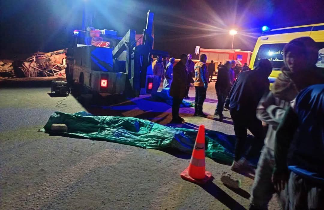 بالصور مأساة على الطريق الصحراوي في المنيا تؤدي إلى وفاة وإصابة 21 عامل 3 حادث المنيا