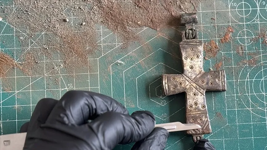 لغز المسيحية المبكرة في ليسترا بالصور صليب برونزي نادر يظهر للنور في قونيا 4 العثور على صليب برونزي