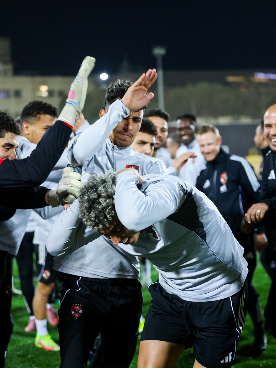بالصور كيف احتفل لاعبي الأهلي بعيد ميلاد إمام عاشور قبل صدام سموحة 2 عيد ميلاد إمام عاشور