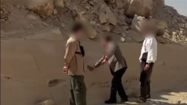 القصة الكاملة لإتلاف مرشد سياحي آثار سقارة بعد إلقاء القبض عليه 2 مرشد سياحى آثار سقارة