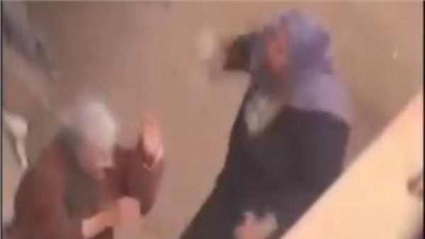 اعترافات مثيرة ل متهمة الشرقية بضرب والدتها المسنة وسط الشارع 4 متهمة الشرقية بضرب والدتها المسنة