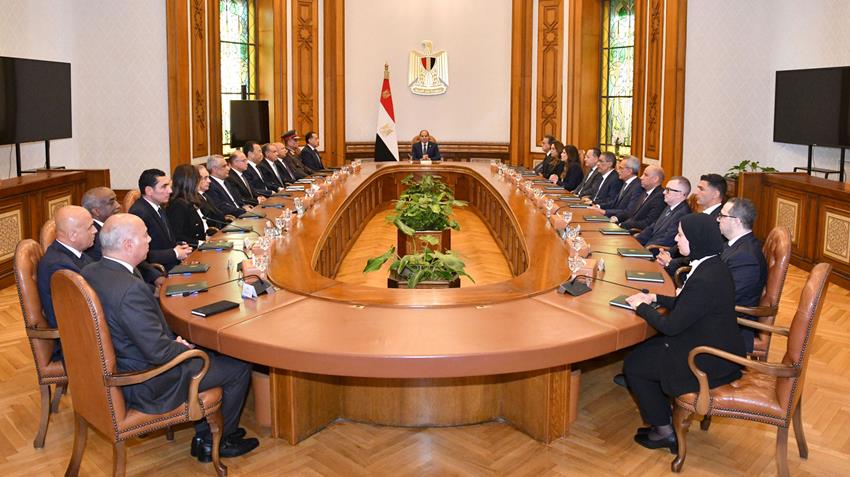 ثورة تصحيح في الحكومة المصرية مدبولي يطيح بـ 13 وزيراً في أكبر تغيير وزاري لعام 2026 4 الرئيس السيسي خلال اجتماعه بالحكومة