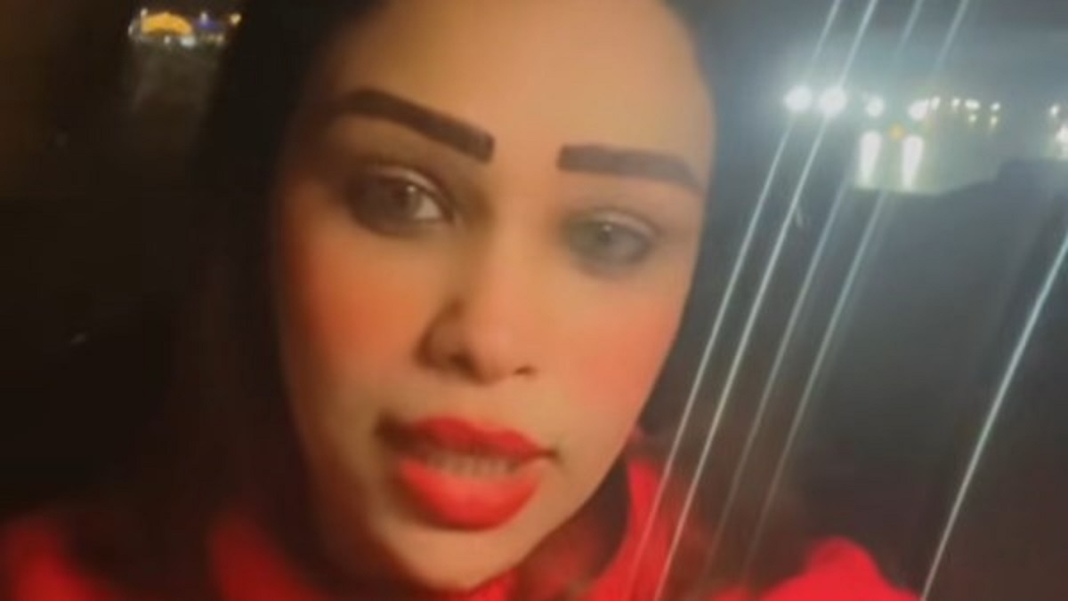 فيديو زوجة تقتحم شقة ضرتها تبحث عن زوجها يشعل مواقع التواصل الاجتماعي اطلع يا أحمد يا جبان القصة الكاملة 4 فيديو زوجة تقتحم شقة ضرتها
