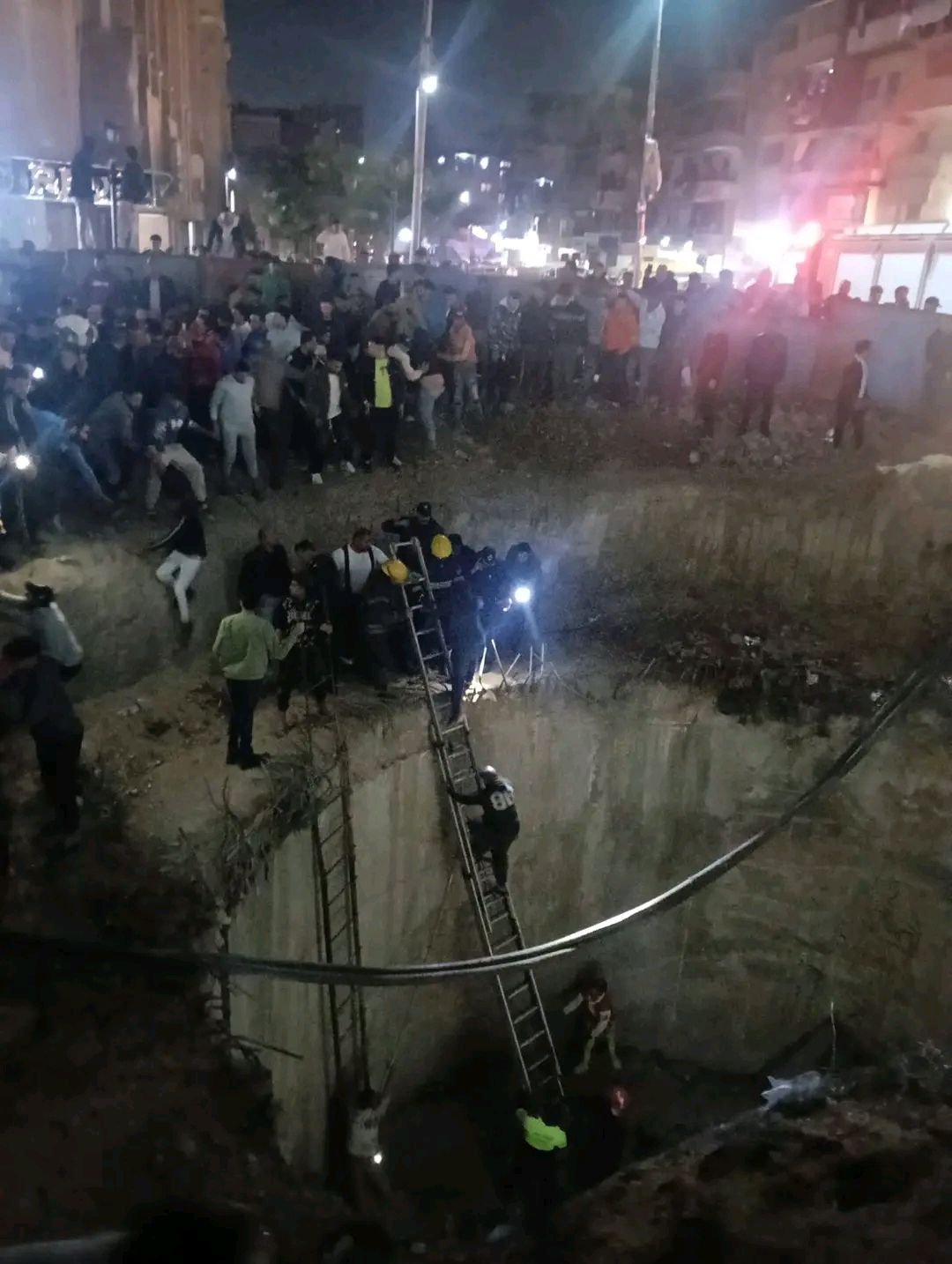 بالصور سقوط ميكروباص بالركاب في حفرة عميقة أسفل كوبري الزاوية بحدائق القبة 3 سقوط ميكروباص بالركاب