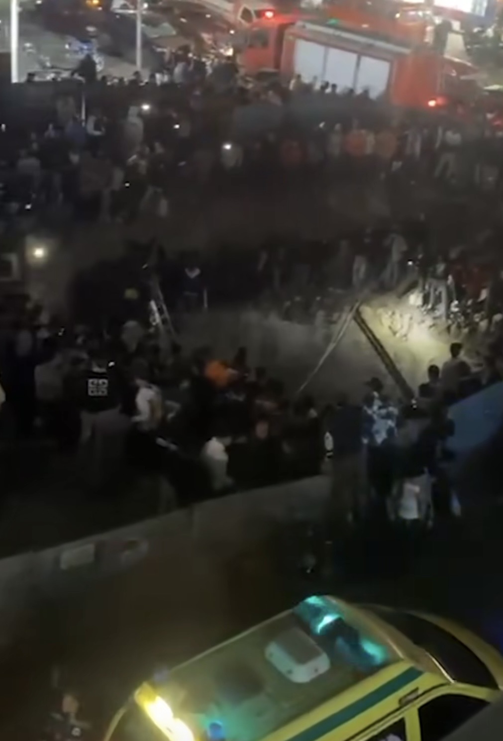 بالصور سقوط ميكروباص بالركاب في حفرة عميقة أسفل كوبري الزاوية بحدائق القبة 4 سقوط ميكروباص بالركاب