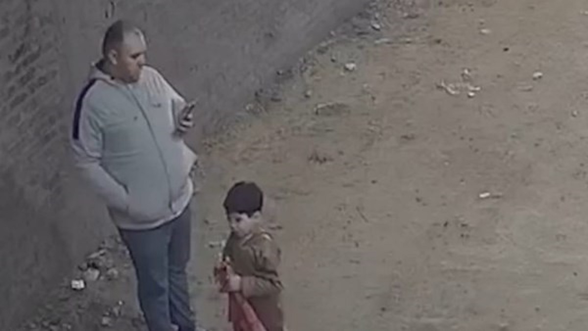 بين الحياة والموت استغاثة والد طفل باسوس لرئيس الجمهورية لإنقاذ نجله بعد اعتداء مسلح غادر 4 إطلاق خرطوش على أب ونجله