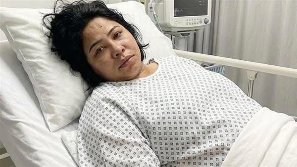 شيرين عبد الوهاب على سرير المرض عقب نقلها المستشفى بشكل عاجل 2 شيرين عبد الوهاب على سرير المرض