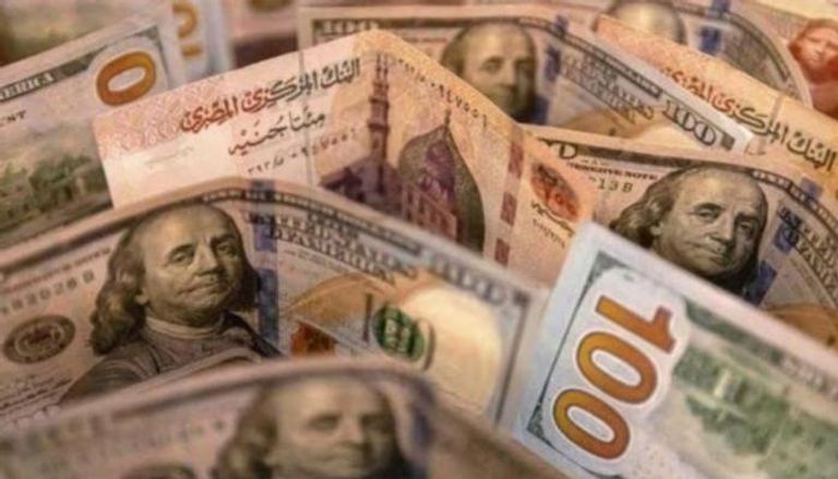 في سابقة تاريخية ترامب يوقع على الدولار للمرة الأولى احتفالًا بمرور 250 عام على الاستقلال 4 الدولار