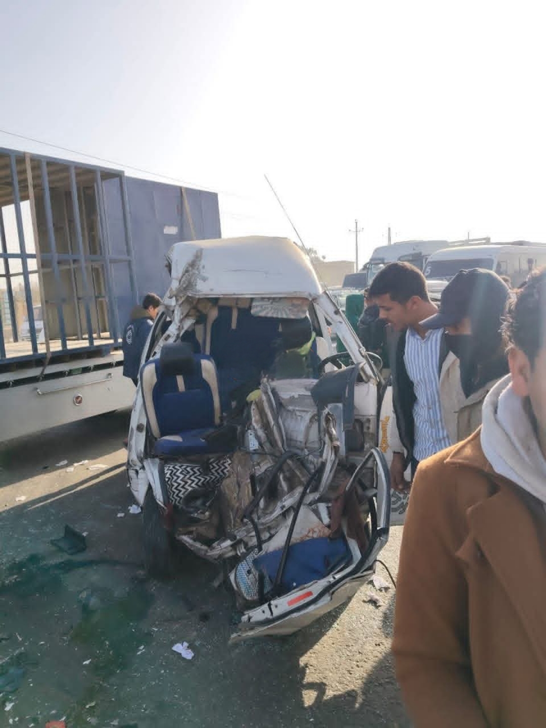 بينهم 10تلاميذ مدارس بالصور تفاصيل حادث تصادم سيارة نقل وسوزوكي بالعاشر وانباء عن وفاة تلميذ 4 حادث تصادم سيارة نقل وسوزوكي بالعاشر