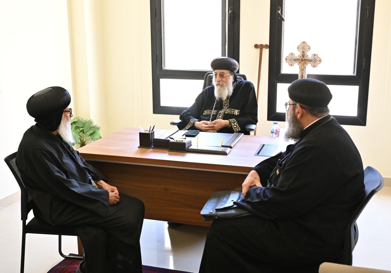بالصور تفاصيل لقاء البابا تواضروس مع 3 أساقفة بالمقر البابوي بدير الأنبا بيشوي 2 البابا تواضروس الثاني يستقبل نيافة الأنبا قزمان