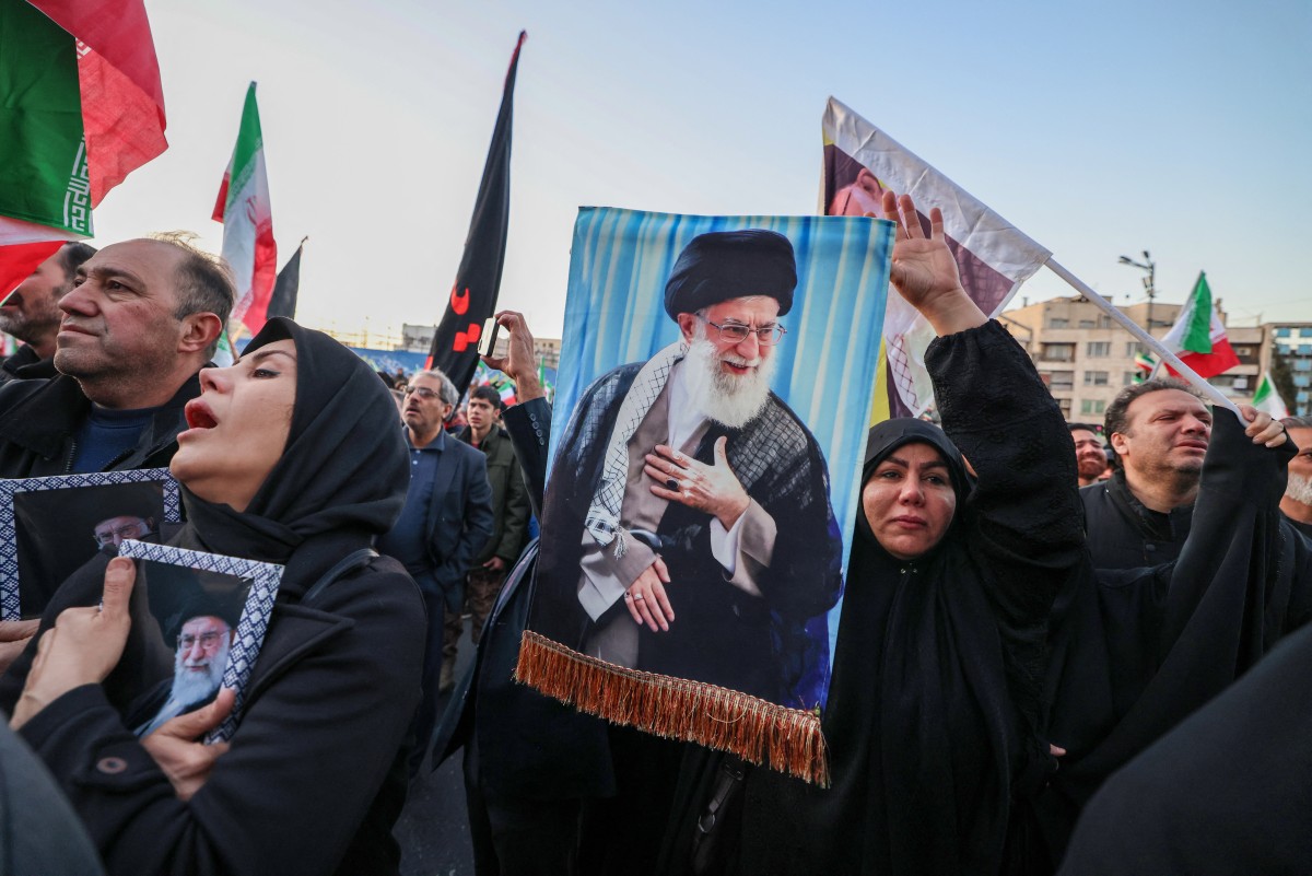 نهاية علي خامنئي و40 من جنرالاته كيف تمكنت المخابرات الإسرائيلية من تحديد موعد الاجتماع السري للمرشد الأعلى 3 مصير الحرب الإيرانية بعد رحيل علي خامنئي