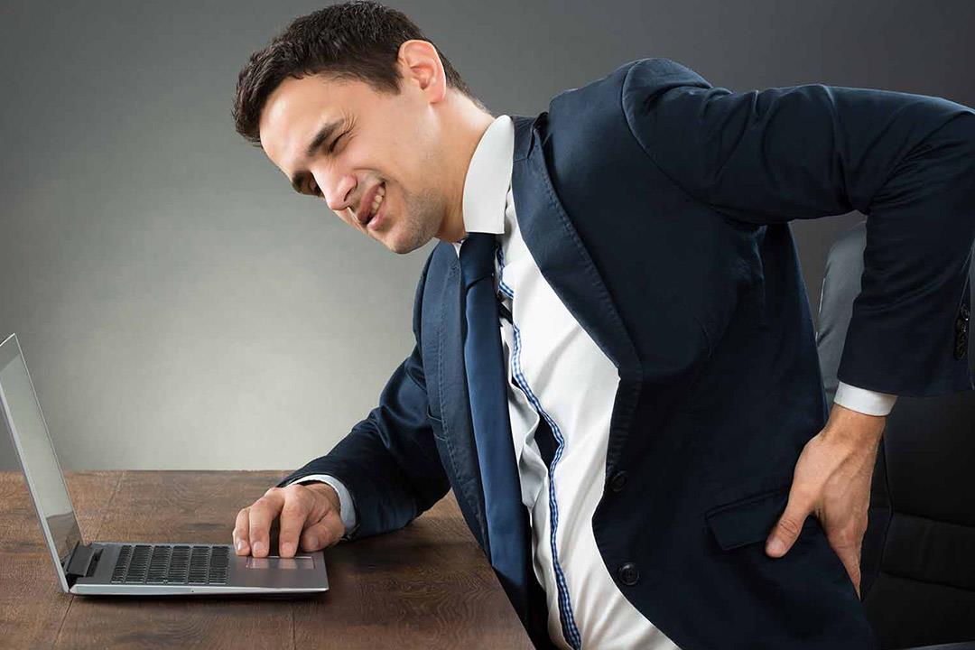 الجلوس الطويل يرهق العمود الفقري نصائح للحفاظ على ظهرك أثناء العمل المكتبي 3 العمود الفقري