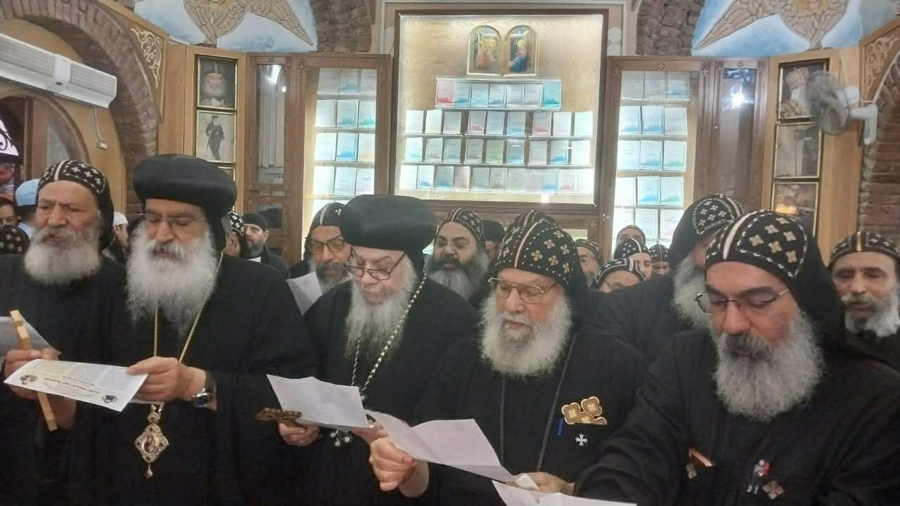 بالصور تطييب جسد المتنيح البابا شنودة الثالث بدير الأنبا بيشوي في ذكرى الـ14 لنياحته 4 تطييب جسد المتنيح البابا شنودة الثالث