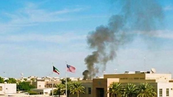 لا تخرجوا إلزموا منازلكم السفارة الأمريكية في الكويت تحذر رعاياها بعدما رصد تصاعد أعمدة الدخان من مقرّها 2 السفارة الأمريكية في الكويت