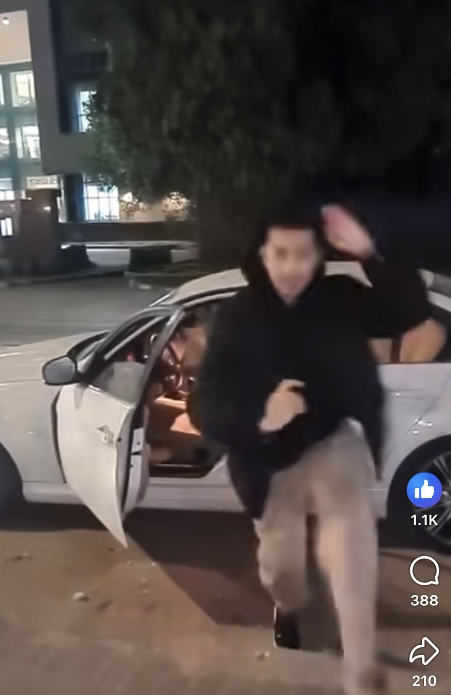 أنا بعاكس بس مش متحرش فيديو متداول لشاب لحظة معاكسة فتاة أثناء استقلاله سيارته 2 شاب لحظة معاكسة فتاة