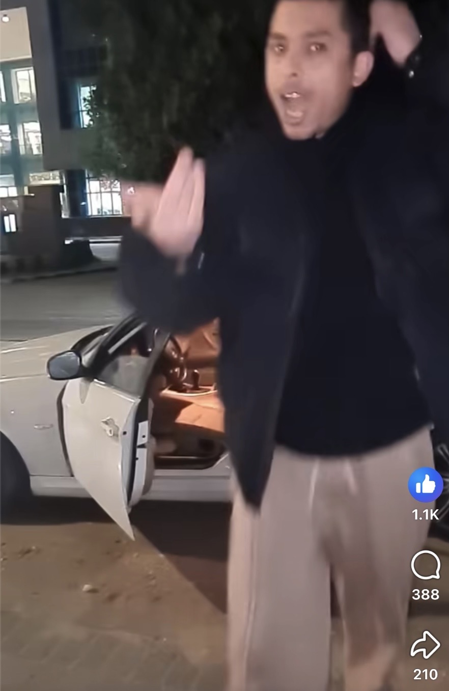 أنا بعاكس بس مش متحرش فيديو متداول لشاب لحظة معاكسة فتاة أثناء استقلاله سيارته 3 فيديو متداول لشاب يعاكس فتاة في الشارع