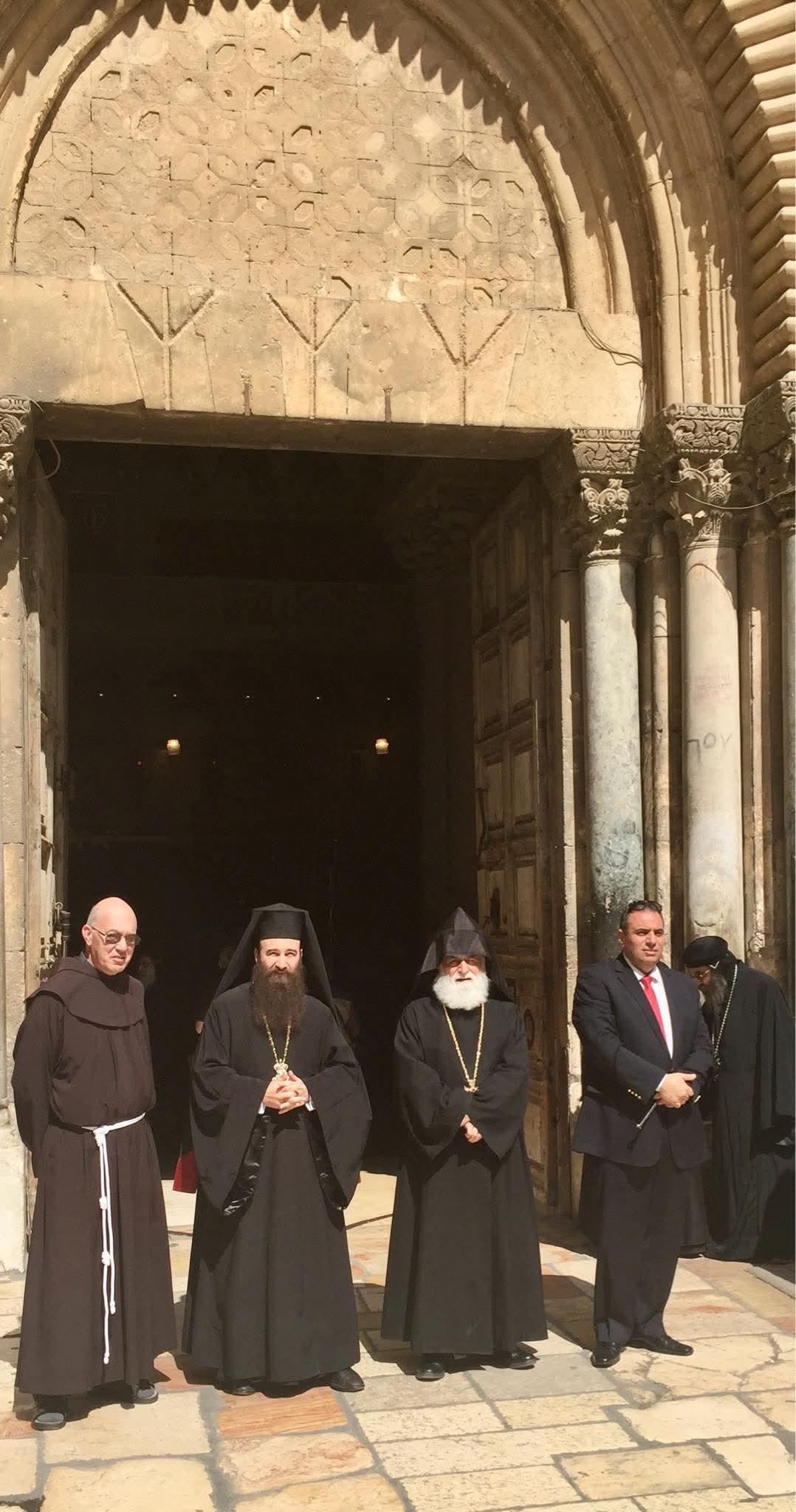 بالصور أمين مفتاح كنيسة القيامة ينفي شائعات حول نقل الصلوات والقدس تحتفي بسبت النور بقلب نابض 3 كنيسة القيامة