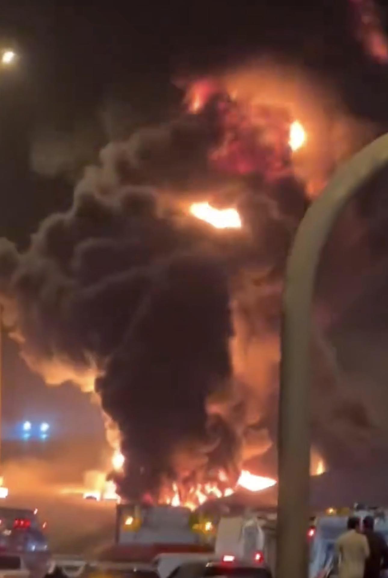 شاهد اللحظات الأولى لاستهداف السفارة الأمريكية بالرياض واندلاع حريق 2 استهداف السفارة الأمريكية بالرياض