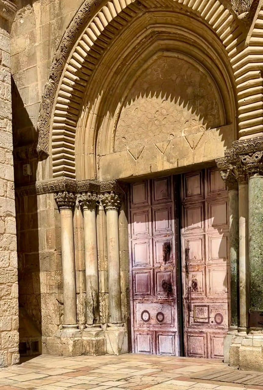 حامل مفاتيح كنيسة القيامة بالقدس في مرثيته الكنيسة حجارتها تتكلم لكنها أيضا تتألم 2 كنيسة القيامة بالقدس