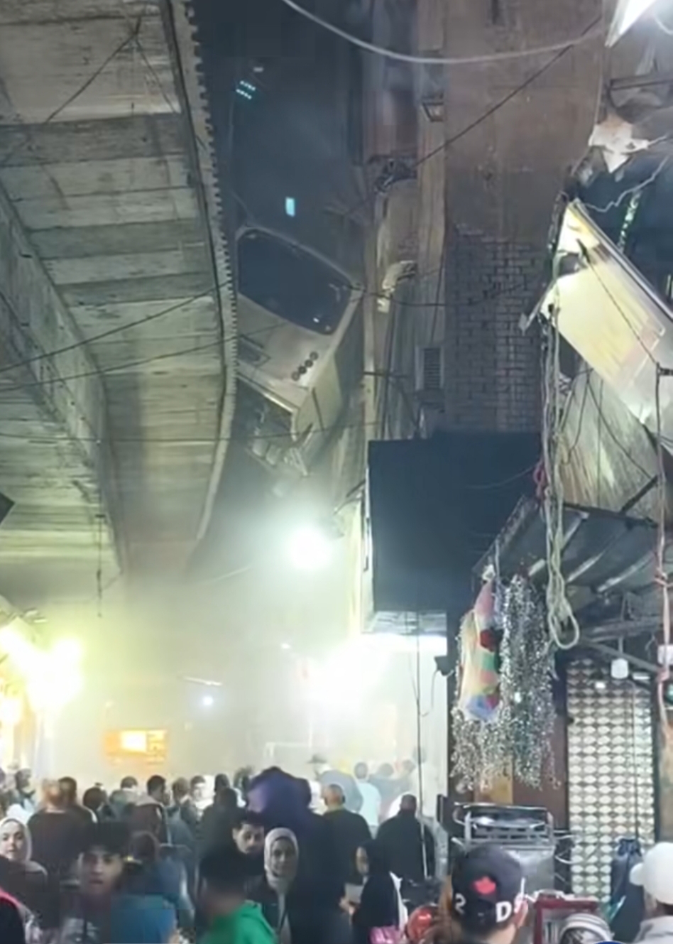 الأتوبيس الطائر في بشتيل انحشر بين الكوبري وعقار سكني والقدر يكتب عمراً جديداً للركاب 2 الأتوبيس الطائر في بشتيل