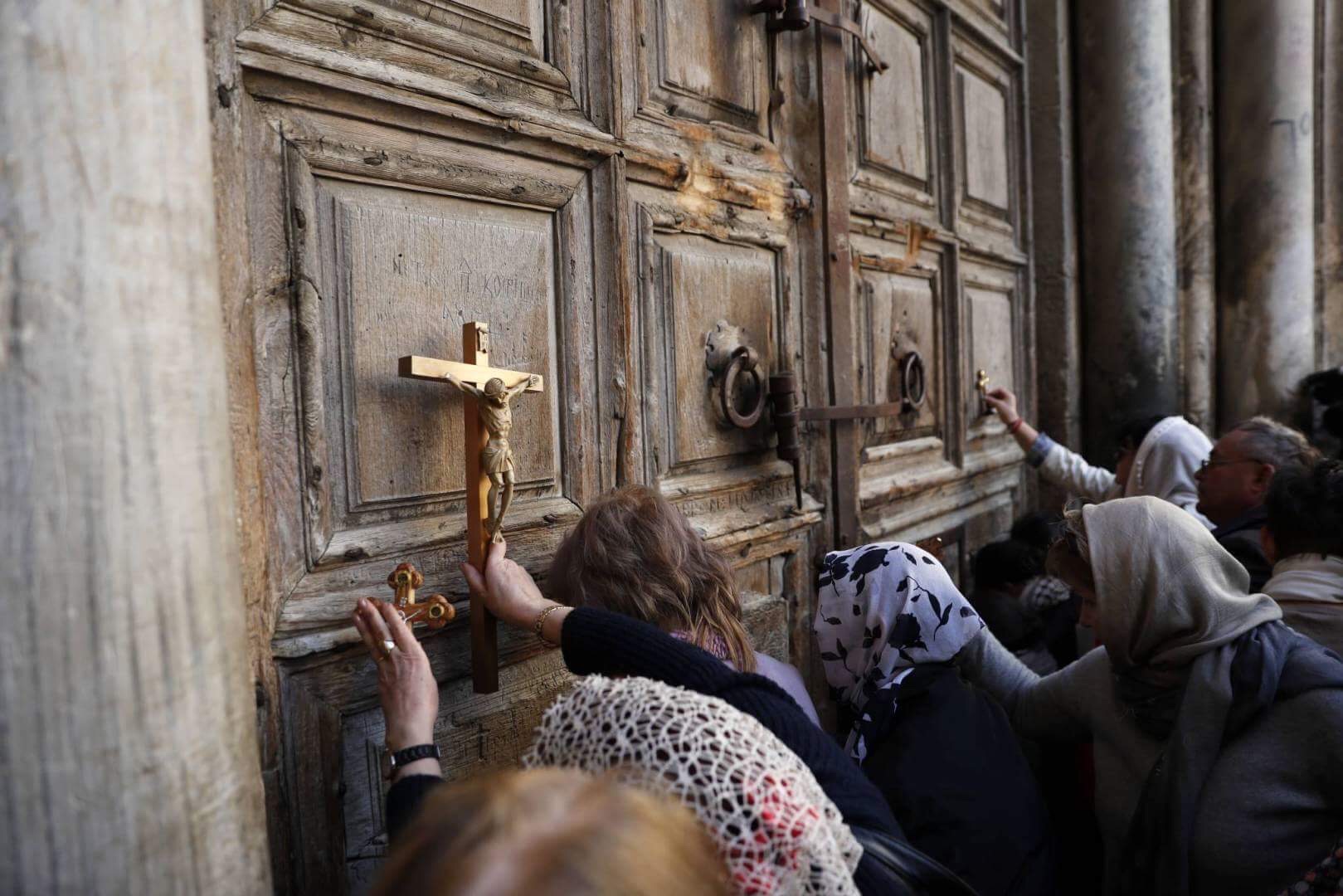نور القيامة يكسر حواجز القيود القدس تفتح أبوابها أمام جميع المصلين وترفع صلوات السلام 4 كنيسة القيامة