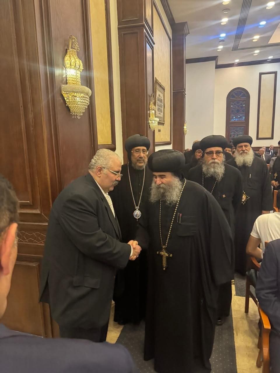 رغم جولته في أوروبا البابا تواضروس يكلف وفد كنسي بتقديم العزاء للدكتور مصطفى مدبولي 4 وفد كنسي بقدم العزاء للدكتور مصطفى مدبولي