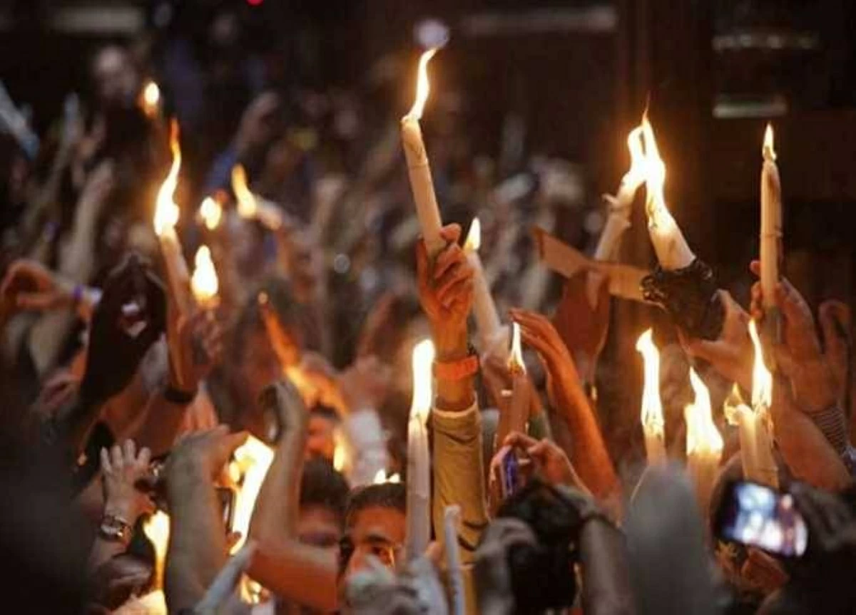 بالصور ظهور معجزة فيض النور المقدس من قبر السيد المسيح 2 ظهور معجزة فيض النور المقدس
