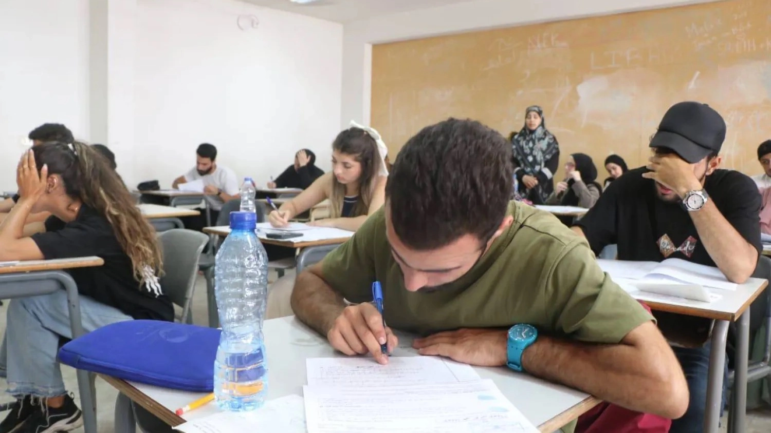 الحرب على الغش التكنولوجي التعليم تخفض لجان الثانوية العامة وآليات سرية لكشف السماعات والكروت الحديثة 4 امتحانات الثانوية العامة