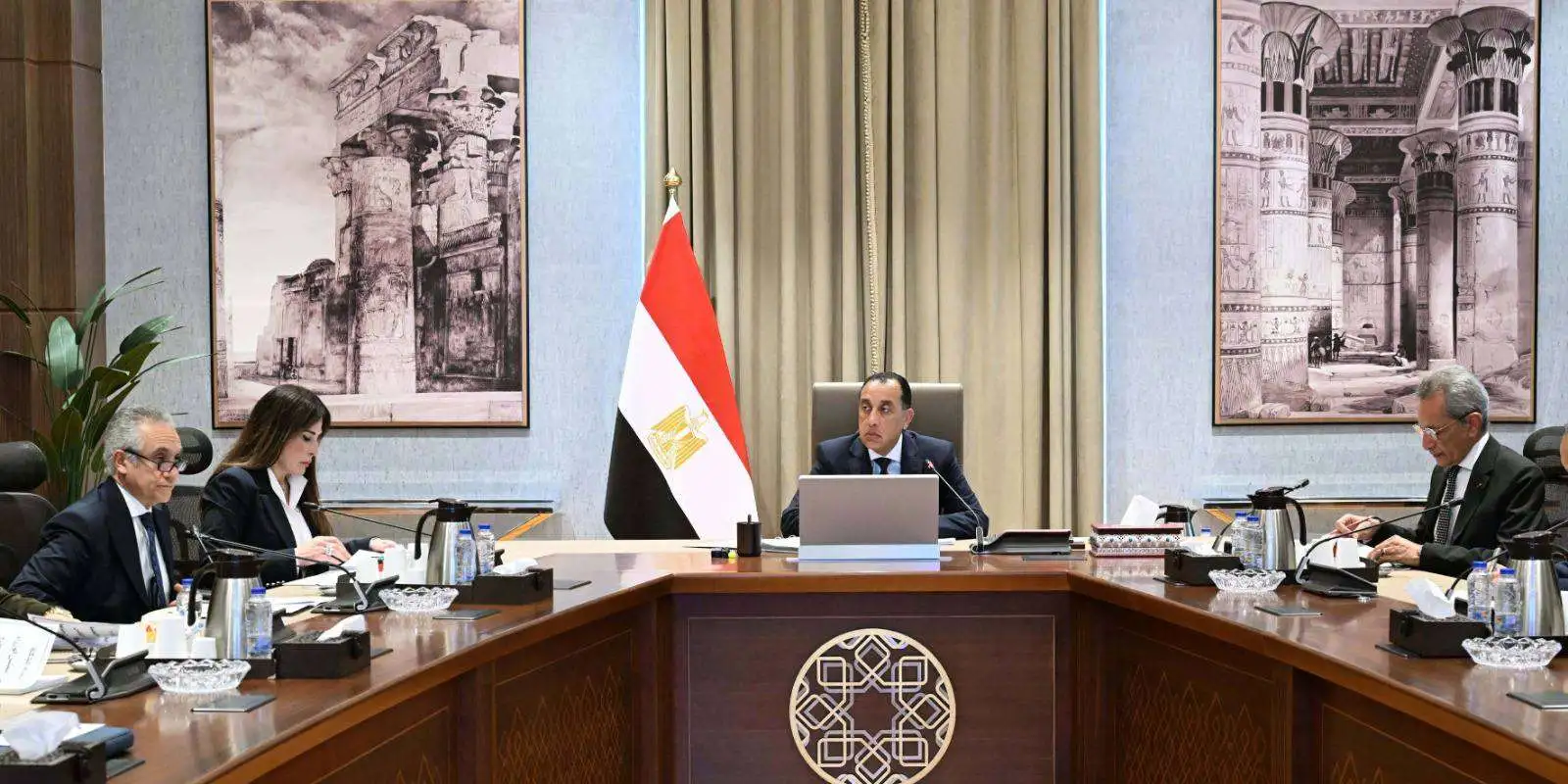 مجلس الوزراء ينفي ما تردد عن نية الحكومة إصدار عملة ورقية جديدة بقيمة 10 آلاف جنيه. 2 مجلس الوزراء يعلن الموافقة على تقنين أوضاع 191 كنيسة
