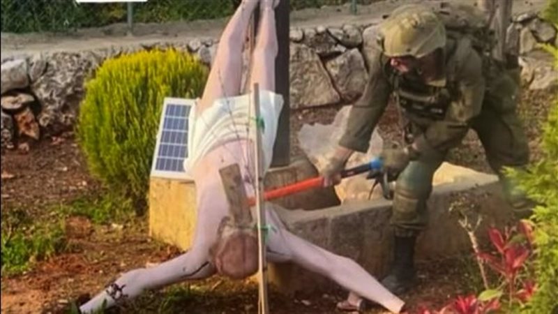 تعليق المطران عطاالله حنا على واقعة التعدي على الصليب بجنوب لبنان تعيد إلى الأذهان ما حدث مع السيد المسيح 3 جنود الاحتلال يحطمون تمثال السيد المسيح