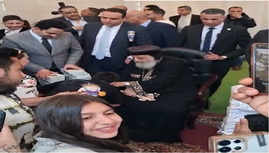 بالصور عيد القيامة المجيد في الكاتدرائية والبابا تواضروس يوزّع الكحك والبسكويت على المهنئين 2 عيد القيامة المجيد في الكاتدرائية