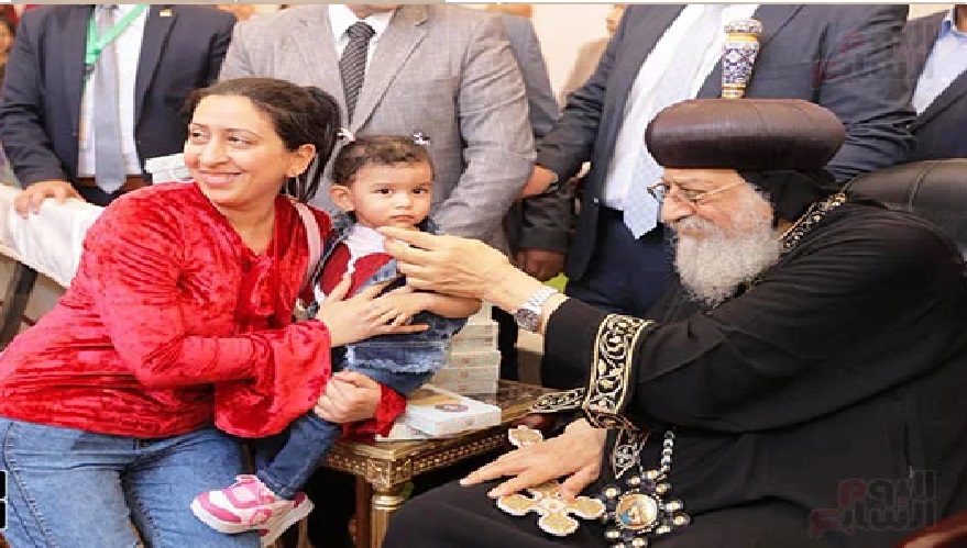 بالصور عيد القيامة المجيد في الكاتدرائية والبابا تواضروس يوزّع الكحك والبسكويت على المهنئين 3 عيد القيامة المجيد في الكاتدرائية