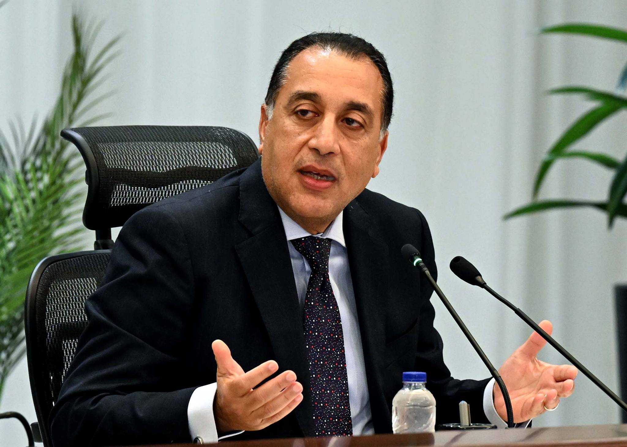 وزير العدل يكشف عن الفئات المستثناه من قرار العمل عن بعد يوم الأحد من كل اسبوع 4 رئيس الحكومة