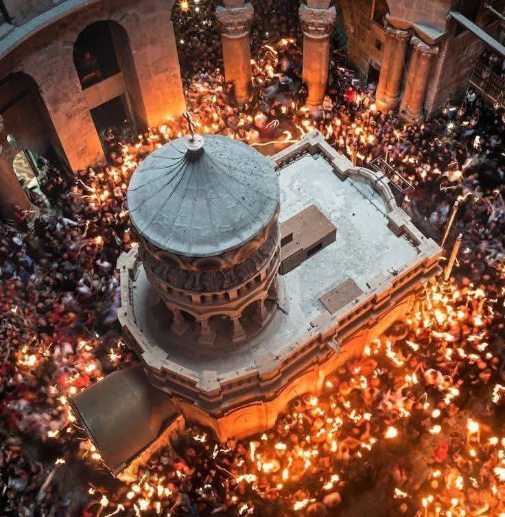 بالصور ظهور معجزة فيض النور المقدس من قبر السيد المسيح 3 ظهور معجزة فيض النور المقدس