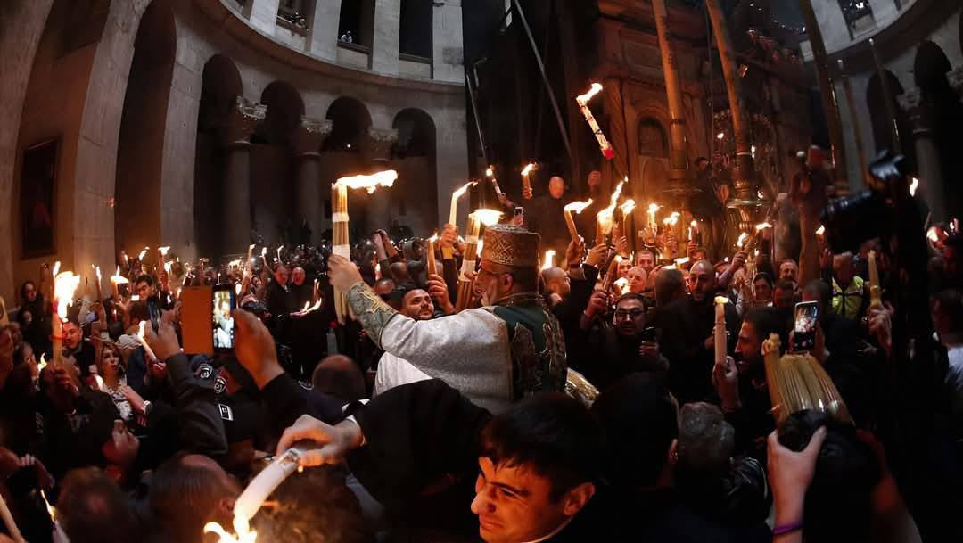 بالصور ظهور معجزة فيض النور المقدس من قبر السيد المسيح 4 معجزة فيض النور المقدس
