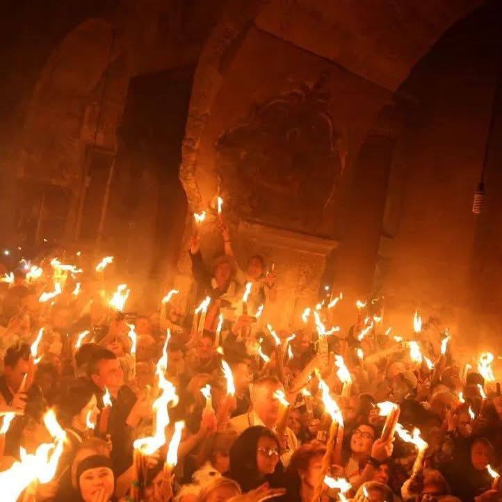 بالصور ظهور معجزة فيض النور المقدس من قبر السيد المسيح 5 معجزة فيض النور المقدس