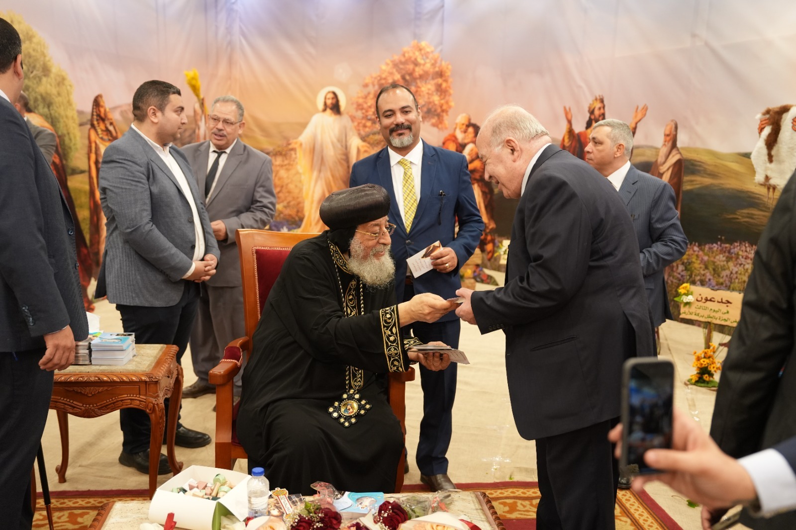 بالصور استقبال البابا تواضروس الثاني لمهنئيه بعيد القيامة 8 641539358 10164567380024407 6633860354525219715 n 342