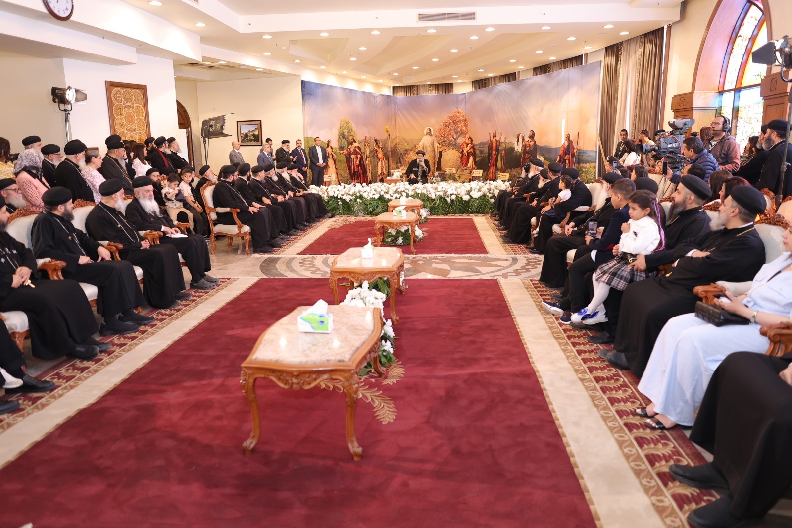 بالصور كلمة البابا تواضروس الثاني خلال استقباله الآباء المطارنة والأساقفة والكهنة والمهنئين القيامة تمنح الإنسان بُعد الرجاء 5 641539358 10164567380024407 6633860354525219715 n 353