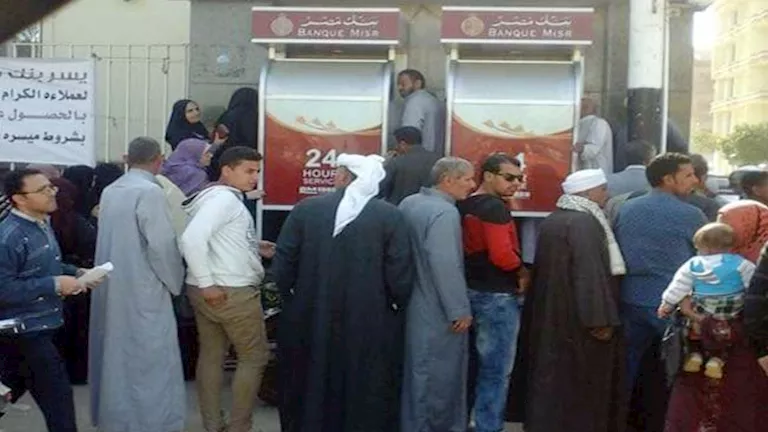 الإعلامي عمرو أديب ينتقد أزمة ماكينات الصراف الآلي فهمت معاليك ليه المصريين عايزين كاش 2 عمرو أديب حول تفضيل المواطنين التعامل بالكاش