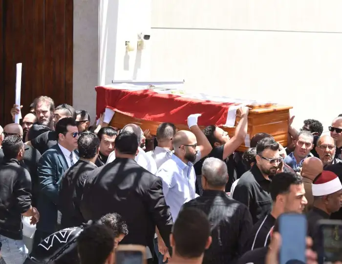 بالصور الحزن يسيطر على نجل هاني شاكر ومحبيه في جنازته ويعلقون لا يعوض 3 جنازة الفنان هاني شاكر