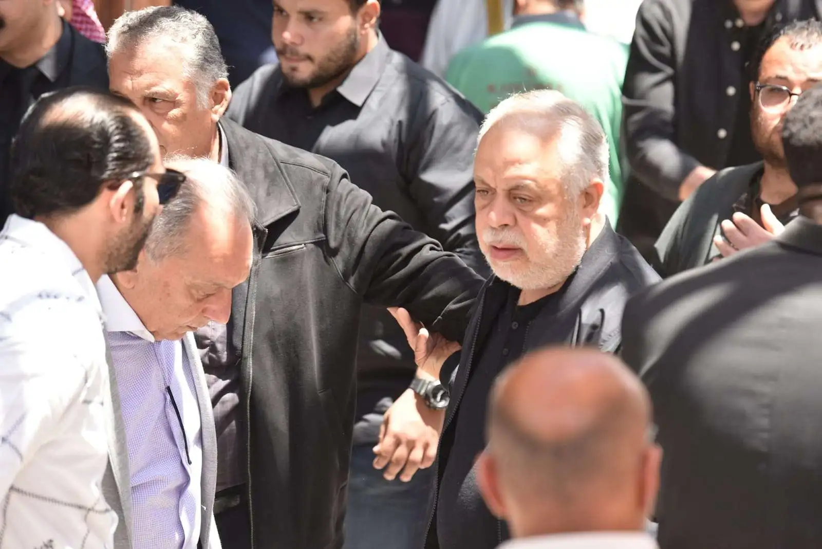بالصور الحزن يسيطر على نجل هاني شاكر ومحبيه في جنازته ويعلقون لا يعوض 4 نجوم الفن بجنازة الفنان هاني شاكر