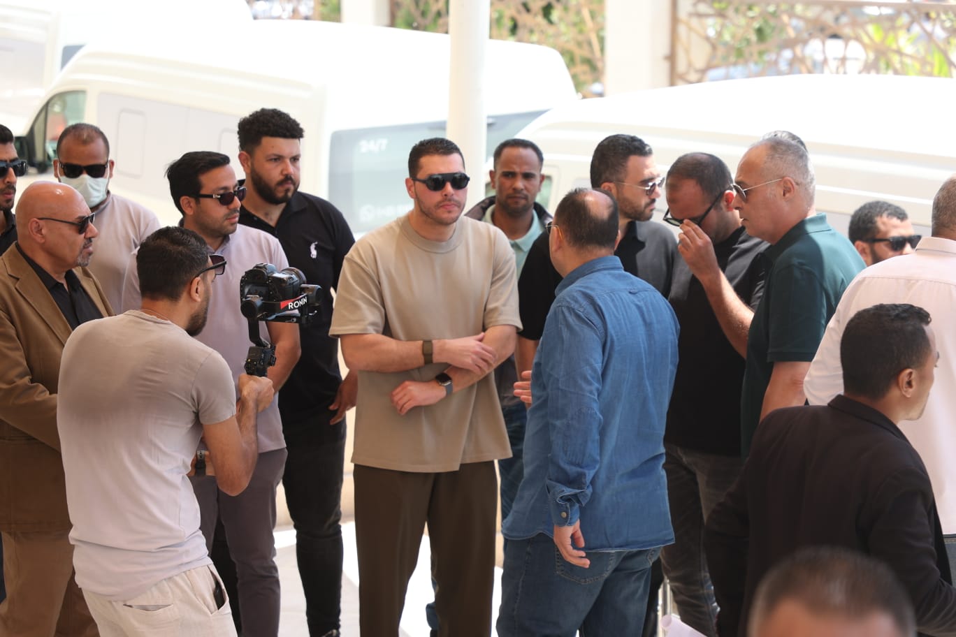 بالصور الحزن يسيطر على نجل هاني شاكر ومحبيه في جنازته ويعلقون لا يعوض 2 نجل هاني شاكر في جنازته